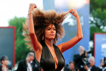 Картинка tina+kunakey девушки tina kunakey франция темнокожая чернокожая девушка модель брюнетка красотка поза флирт стройная сексуальная фигура