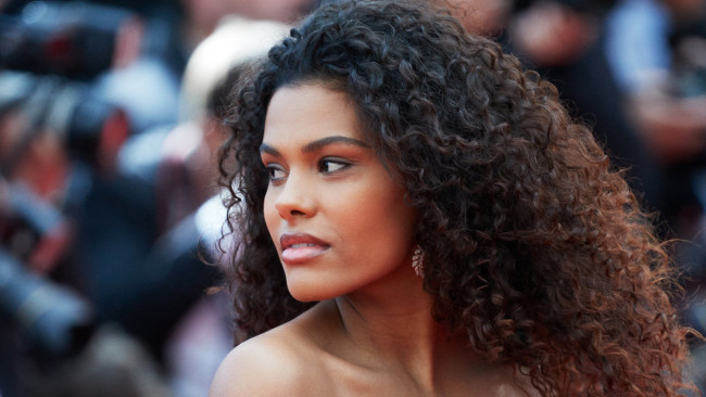 Обои картинки фото tina kunakey, девушки, tina, kunakey, франция, темнокожая, чернокожая, девушка, модель, брюнетка, красотка, поза, флирт, стройная, сексуальная, фигура