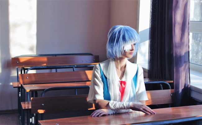 Обои картинки фото девушки, kirdjava, образ, костюм, бинты, окно, парты