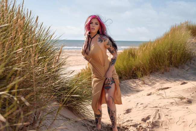 Обои картинки фото девушки, - рыжеволосые и разноцветные, море, дюны, тату