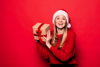 Картинка девушки -+блондинки +светловолосые блондинка шапка свитер подарок коробка