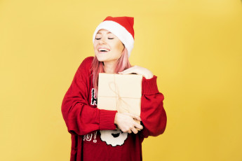 Картинка девушки -+рыжеволосые+и+разноцветные розовые волосы шапка свитер подарок