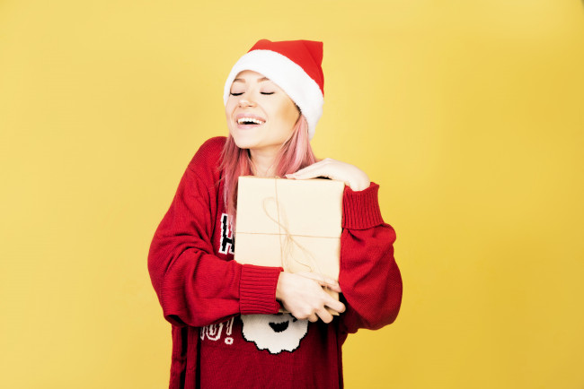 Обои картинки фото девушки, - рыжеволосые и разноцветные, розовые, волосы, шапка, свитер, подарок