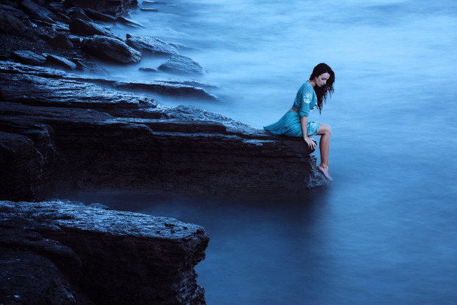 Обои картинки фото девушки, - брюнетки,  шатенки, брюнетка, платье, вода, скалы