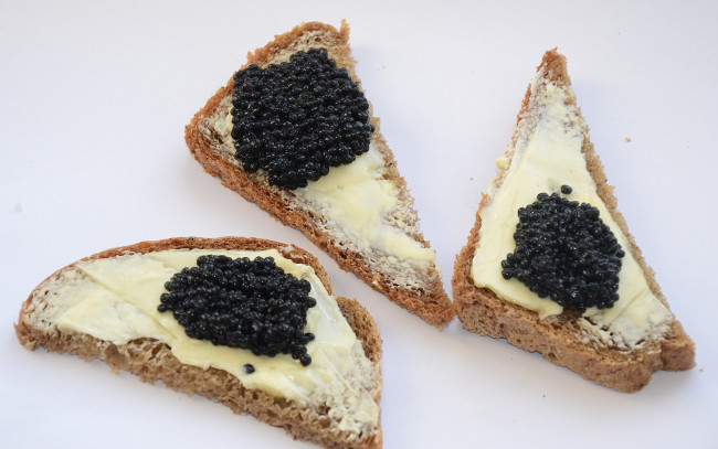 Обои картинки фото еда, икра, хлеб, черная, масло, бутерброд