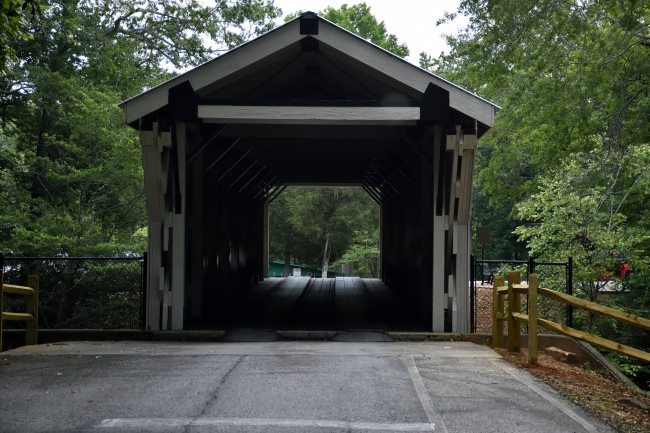 Обои картинки фото historic wooden covered bridge at rural georgia, usa, города, - мосты, historic, wooden, covered, bridge, at, rural, georgia