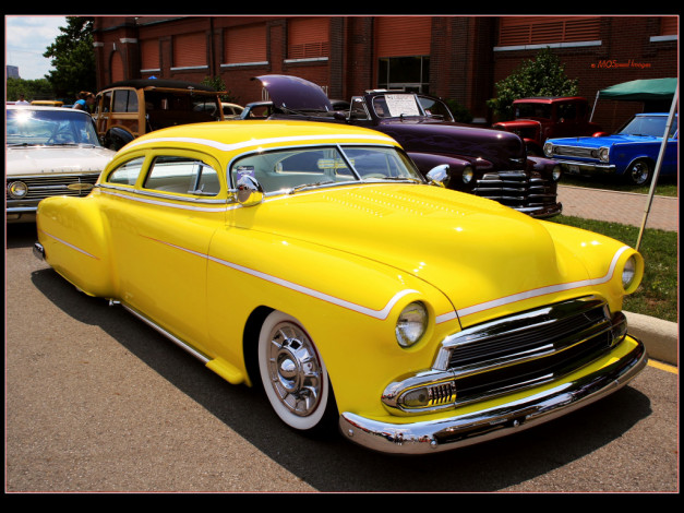 Обои картинки фото neon, yellow, sled, автомобили, выставки, уличные, фото