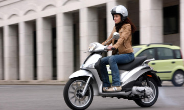 Картинка мотоциклы мото девушкой девушка моторолер