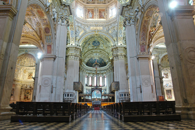 Обои картинки фото интерьер, убранство, роспись, храма, колонны, распятие