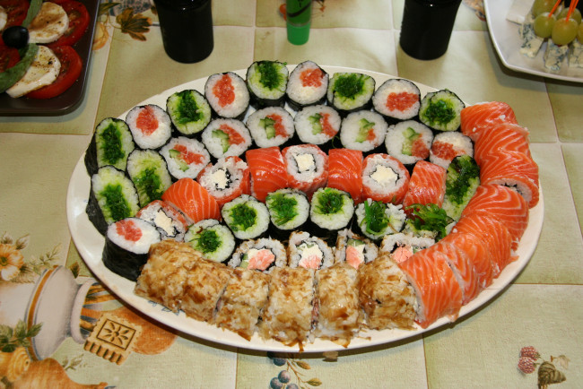 Обои картинки фото еда, рыба, морепродукты, суши, роллы, японская, кухня