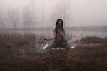 Картинка фэнтези девушки ню меч