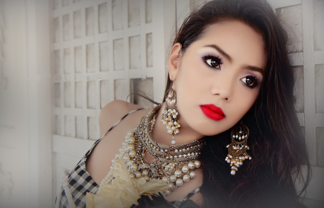 Обои картинки фото девушки, -unsort , лица,  портреты, взгляд, украшения, макияж, лицо