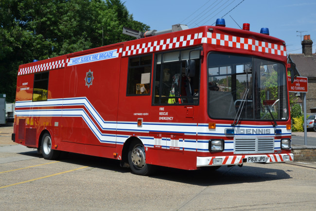 Обои картинки фото автомобили, пожарные машины, пожарный, спецтехника, автомобиль, красный, колеса, дорога