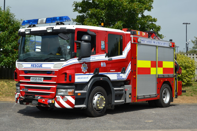 Обои картинки фото автомобили, пожарные машины, спецтехника, пожарный, автомобиль, красный, колеса, дорога