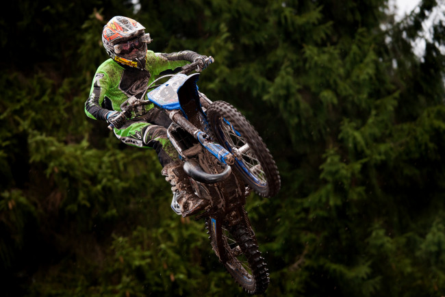 Обои картинки фото спорт, мотокросс, байк, гонщик, экипировка, шлем, прыжок