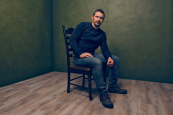 обоя james franco, мужчины, взгляд, стул