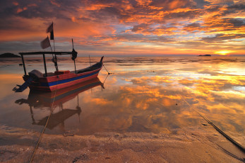 Картинка корабли лодки +шлюпки отражение закат облака лодка пляж море