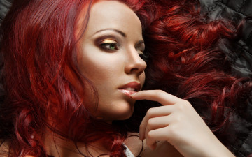 Картинка девушки -unsort+ лица +портреты девушка красные волосы зеленые глаза лежит взгляд