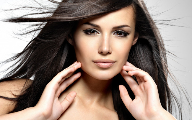 Обои картинки фото девушки, -unsort , лица,  портреты, девушка, волосы, макияж, карие, глаза, взгляд, руки