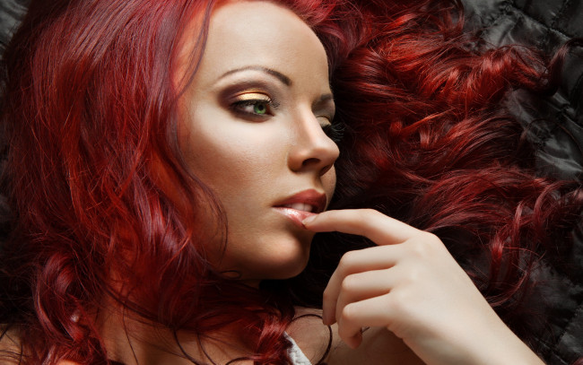 Обои картинки фото девушки, -unsort , лица,  портреты, девушка, красные, волосы, зеленые, глаза, лежит, взгляд