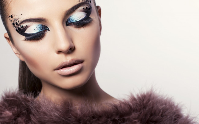 Обои картинки фото девушки, -unsort , лица,  портреты, девушка, макияж, ресницы, тени, волосы, хвост, мех