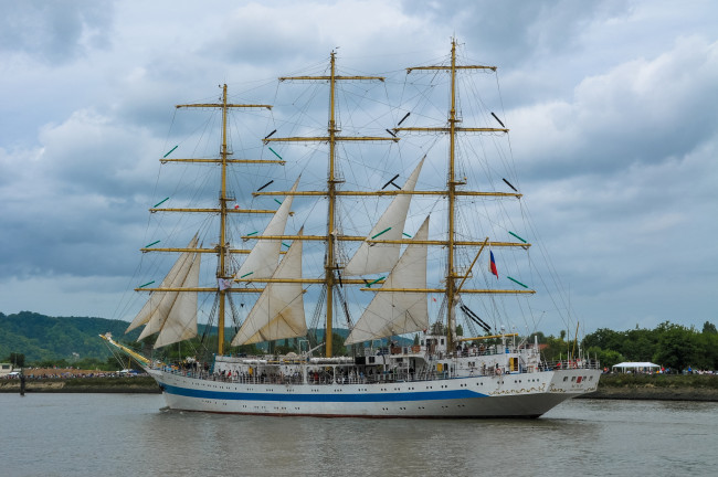 Обои картинки фото mir, корабли, парусники, мачты, корабль, вымпел, паруса