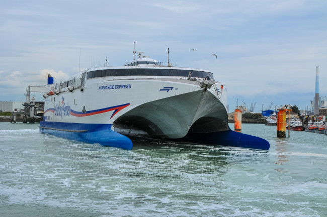 Обои картинки фото normandie express, корабли, катамараны и тримараны, тримаран, пассажирский