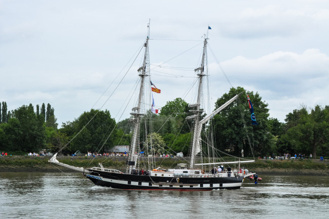 Обои картинки фото royalist, корабли, парусники, вымпел, паруса, мачты, корабль