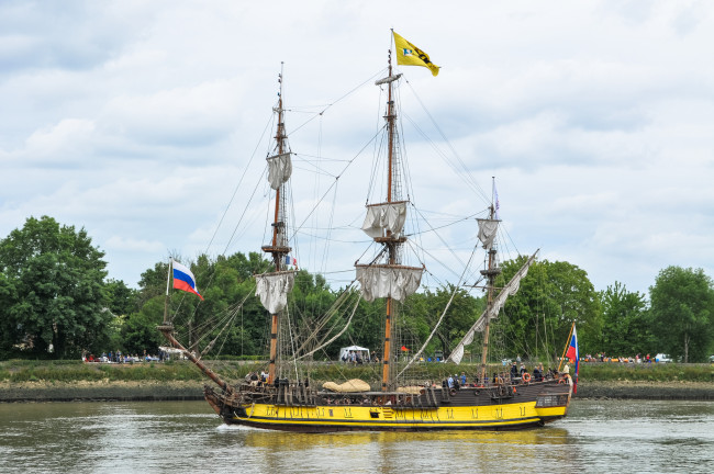 Обои картинки фото shtandart, корабли, парусники, вымпел, паруса, мачты, корабль