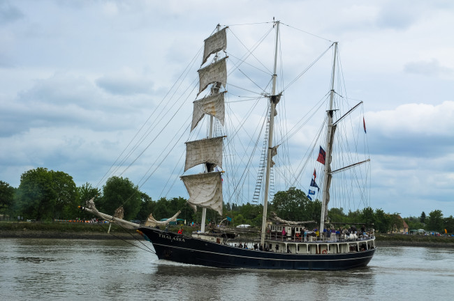 Обои картинки фото thalassa, корабли, парусники, вымпел, паруса, мачты, корабль