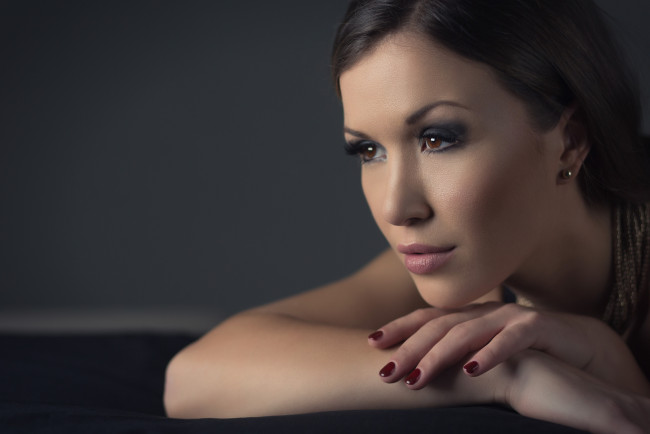 Обои картинки фото девушки, -unsort , лица,  портреты, девушка, карие, глаза, рука, макияж, маникюр