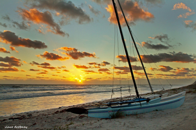 Обои картинки фото корабли, лодки,  шлюпки, облака, небо, закат, берег, пляж, мачта, лодка