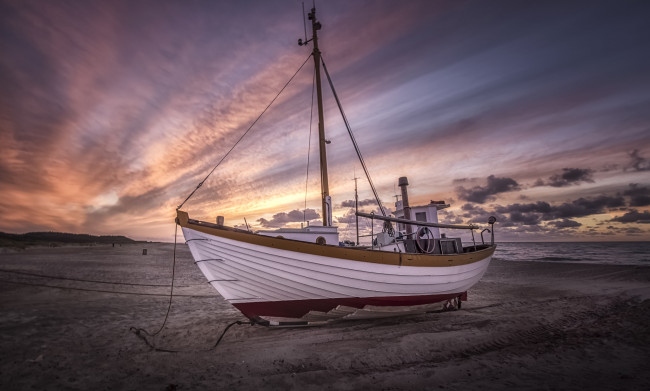 Обои картинки фото корабли, баркасы ,  буксиры, пляж