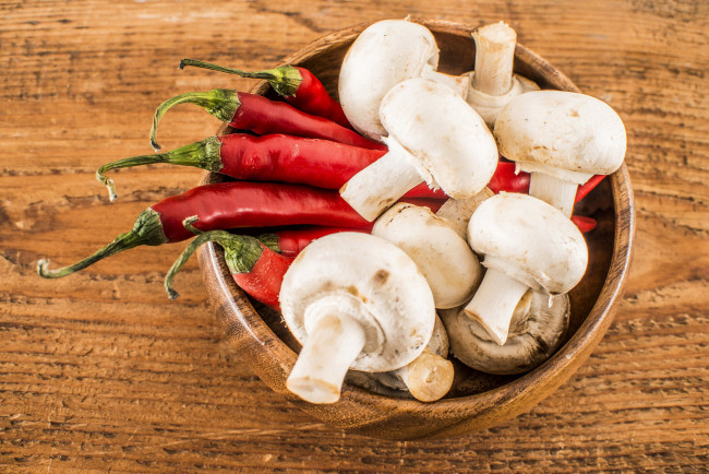 Обои картинки фото еда, разное, стручки, перец, шампиньоны, грибы, острый, красный