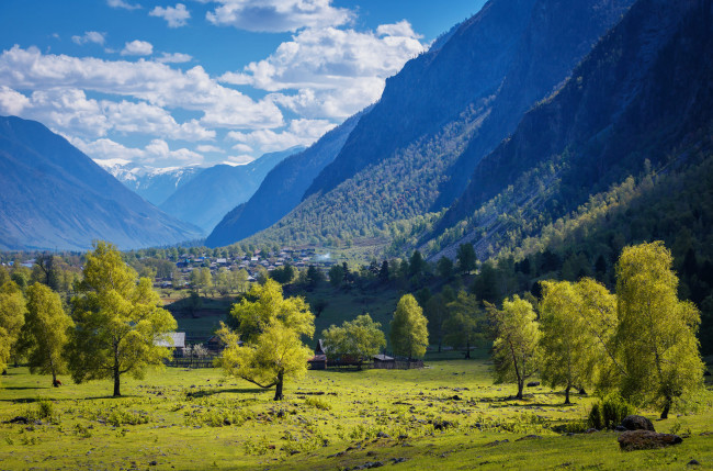 Обои картинки фото природа, горы, деревья, простор, деревня, лес, пейзажи, ущелье