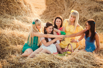Картинка девушки -unsort+ группа+девушек подружки улыбки позы бокалы солома