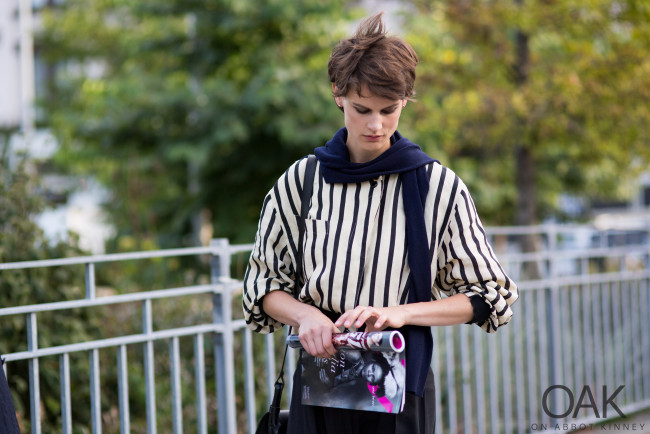 Обои картинки фото девушки, saskia de brauw, забор, журнал, шарф, свитер, шатенка