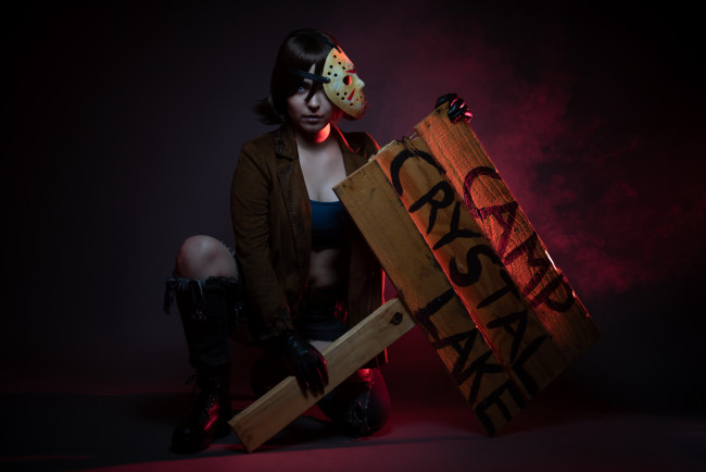 Обои картинки фото девушки, - креатив,  косплей, девушка, фон, взгляд, маска, щит