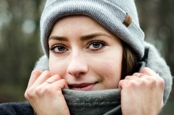 Картинка девушки -+лица +портреты брюнетка шапочка свитер улыбка
