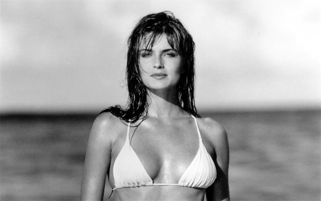 Обои картинки фото paulina porizkova, девушки, модель, черно-белая, купальник, море
