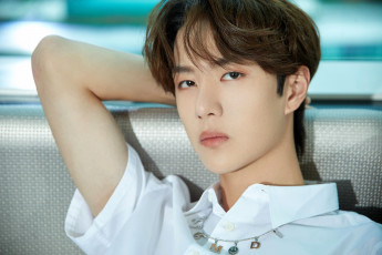 Картинка мужчины wang+yi+bo актер лицо диван