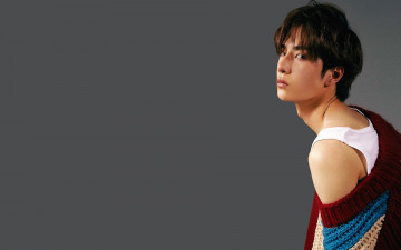 Картинка мужчины wang+yi+bo актер плечо майка кофта