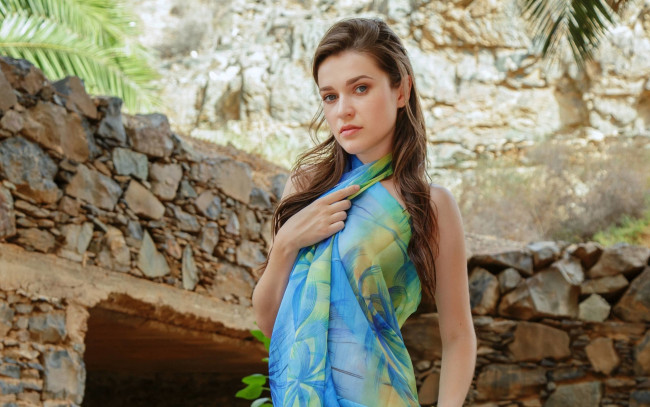 Обои картинки фото девушки, - брюнетки,  шатенки, шатенка, туника, стена