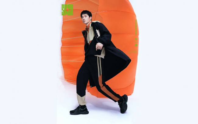 Обои картинки фото мужчины, wang yi bo, актер, плащ, спортивный, костюм