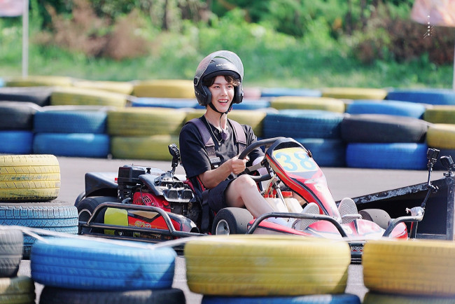 Обои картинки фото мужчины, wang yi bo, карт, шлем, шины