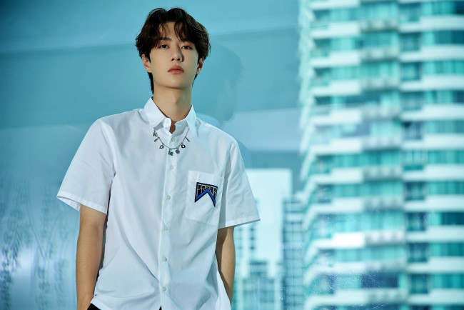 Обои картинки фото мужчины, wang yi bo, рубашка, ожерелье, город