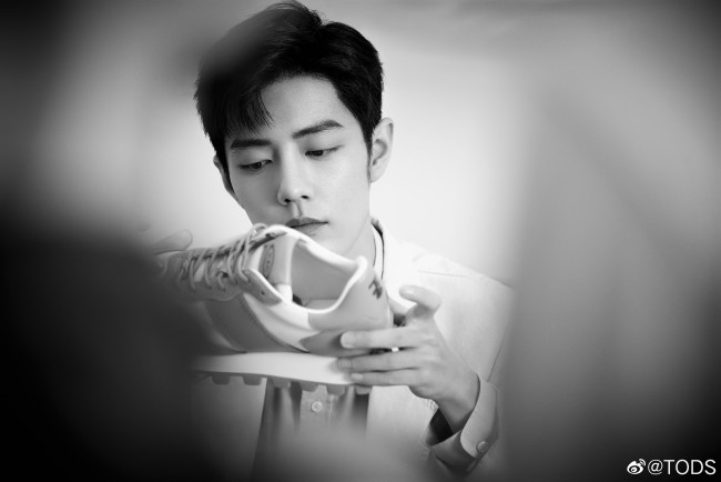 Обои картинки фото мужчины, xiao zhan, актер, обувь