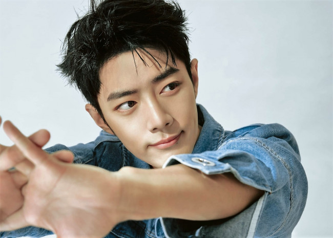 Обои картинки фото мужчины, xiao zhan, лицо, руки, куртка