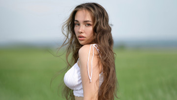 Картинка девушки -+брюнетки +шатенки красивая девушка поле на открытом воздухе