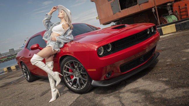 Обои картинки фото девушка и авто, автомобили, -авто с девушками, девушка, женщина, блондинка, светловолосая, сексуальная, модель, звезда, позирует, разная, обувь, верхняя, стильная, одежда, нижнее, эротическое, бельё, трусы, лифчик, колготки, чулки, аксессуары, макияж, и, множество, элементов, на, фотографии